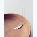 Colar feminino com pena 2