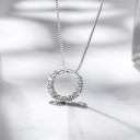 Colar feminino com pendente em forma de círculo na cor prata 3