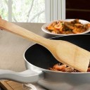 Colher de pau plana de bambu para misturar e virar alimentos na frigideira e no wok Bambu natural Abertura para pendurar Dimensões 30 x 6 cm 5