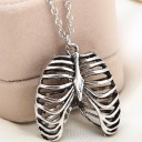 Collana con pendente a forma di costola 2