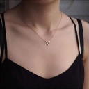 Collana da donna con lettera V 1