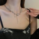 Collar choker para mujer con aspecto plateado, colgante de estrella de cuatro puntas y colgantes integrados de planetas con cristales transparentes 2