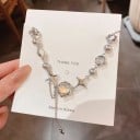 Collar choker para mujer con aspecto plateado, colgante de estrella de cuatro puntas y colgantes integrados de planetas con cristales transparentes 3