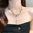 Collar choker para mujer con aspecto plateado, colgante de estrella de cuatro puntas y colgantes integrados de planetas con cristales transparentes 5