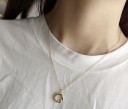Collar de mujer con círculo enredado. 2
