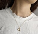 Collar de mujer con círculo enredado. 3