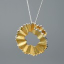 Collar de mujer con corte de lápiz 1