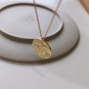 Collar de mujer con globo terráqueo y brújula 1