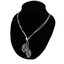 Collar de mujer con hojas 2