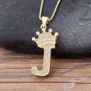 Collar de mujer con letra y corona. 13