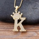 Collar de mujer con letra y corona. 14