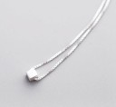 Collar de mujer con un cubo 3