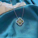 Collier féminin avec un trèfle D786 3