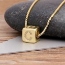 Collier femme avec lettre sur cube 4