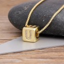 Collier femme avec lettre sur cube 22