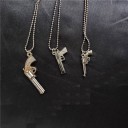 Collier femme avec pendentif pistolet 1
