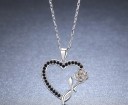 Collier pour femme avec cœur et rose 4