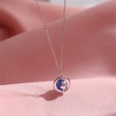 Collier pour femme avec globe terrestre 1
