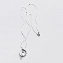 Collier pour femme avec un chat sur un croissant de lune 3