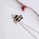 Collier pour femmes avec abeille Pendentif délicat en forme d'abeille avec des rayures noires et dorées et des ailes argentées Chaîne délicate Bijoux 2