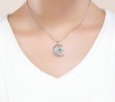 Collier pour femmes avec un croissant de lune et une étoile 2