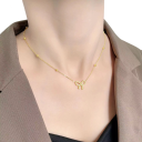 Collier subtil en acier inoxydable avec motif de nœud en titane Design moderne Bijoux tendance pour femmes et filles Accessoire élégant 2