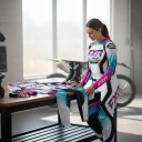 Completo motocross maglia e pantaloni Maglia a maniche lunghe e pantaloni con fibbia Poliestere e nylon Bianco con elementi rosa e turchesi 6