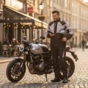 Compleu moto impermeabil jachetă și pantaloni Jachetă cu guler și buzunar cu clapă Pantaloni cu talie elastică Negru-gri cu elemente roșii 7