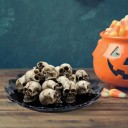 Conjunto 20 pcs mini caveiras 1 x 1,8 cm Resina Decoração para diorama cemitério catacumbas ossário cena de horror 5