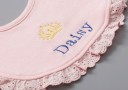 Conjunto de gorro y babero para niña 3