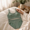 Conjunto de lencería de mujer con bralette sin aros y braguitas de corte clásico de cintura baja 4