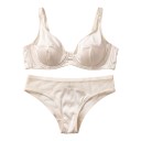 Conjunto de lencería para mujer con aspecto de satén brillante, sujetador con aros y costuras en las copas y bragas con laterales de malla 1