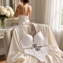 Conjunto de lencería para mujer con sujetador push up con tirantes de piedras y aplicación decorativa y tanga con cinturilla ancha y etiqueta brillante 4