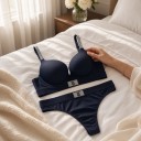 Conjunto de lencería para mujer con sujetador push up con tirantes de piedras y aplicación decorativa y tanga con cinturilla ancha y etiqueta brillante 2