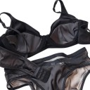 Conjunto de lingerie feminino com aparência de cetim brilhante, sutiã com aros e costuras nas copas e cuecas com laterais em rede 8