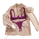 Conjunto de lingerie feminino em renda roxa com sutiã de copas abertas e alças com volantes e fio dental com abertura no entrepernas 2