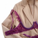 Conjunto de lingerie feminino em renda roxa com sutiã de copas abertas e alças com volantes e fio dental com abertura no entrepernas 5