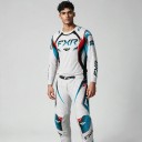 Conjunto de motocross con camiseta de manga larga y pantalones con acentos azules y rojos y hebilla en la cintura para enduro y quad blanco 2