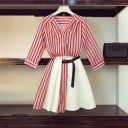 Conjunto de mujer: camisa rosa a rayas y falda blanca con inserciones a rayas Camisa con cuello y mangas tres cuartos Falda con cinturón Poliéster 1