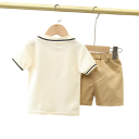 Conjunto de niño camiseta polo con osito y pantalones cortos beige con goma y bolsillos en escote en V con cuello y botones 2