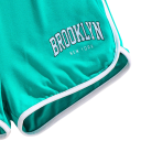 Conjunto de verano para niña camiseta blanca de tirantes finos Brooklyn pantalones cortos verdes con goma top corto perforado ropa cómoda 5