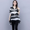 Conjunto feminino blusa e calças Blusa solta com decote em V e bainha assimétrica Padrão ondulado preto e branco Calças pretas encurtadas 4