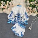 Conjunto feminino blusa e calções Blusa com gola e botões Mangas balão com punho Calções com bolsos Padrão ornamental Poliéster 3