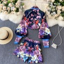 Conjunto feminino blusa e calções Estampado floral sobre fundo azul escuro Blusa com laço no pescoço Mangas balão com punho alto Poliester 2