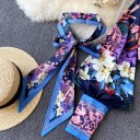 Conjunto feminino blusa e calções Estampado floral sobre fundo azul escuro Blusa com laço no pescoço Mangas balão com punho alto Poliester 5