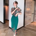 Conjunto feminino blusa floral com laço e saia lápis verde com volantes Blusa de manga curta Saia com botões e fenda Poliéster 2