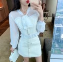 Conjunto feminino de blusa e saia curta Mangas transparentes Laço no pescoço Tecido estruturado Botões decorativos Poliéster e algodão 3