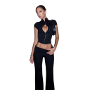 Conjunto feminino de calças e t-shirt de manga curta, com gola alta e recorte no decote, em cor sólida, poliéster 1