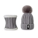 Conjunto feminino de gorro e cachecol tricotado 7