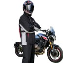 Conjunto moto impermeável: casaco e calças Casaco com gola alta e punhos elásticos Calças retas Pretas com detalhes cinzentos e vermelhos 5